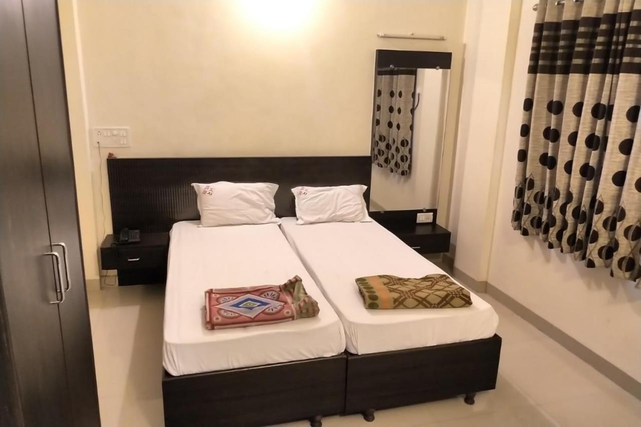 Hotel Rose Lodge Poona Buitenkant foto