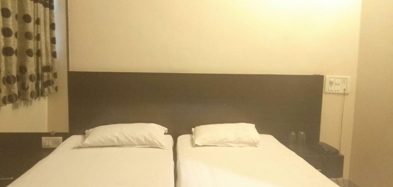 Hotel Rose Lodge Poona Buitenkant foto