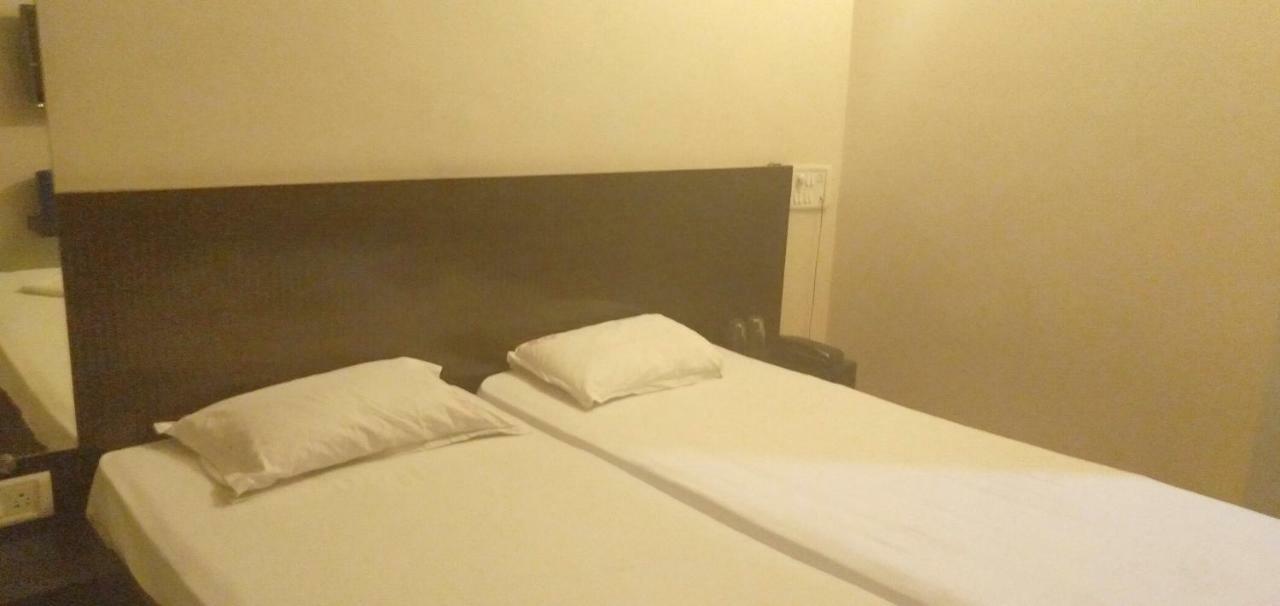 Hotel Rose Lodge Poona Buitenkant foto